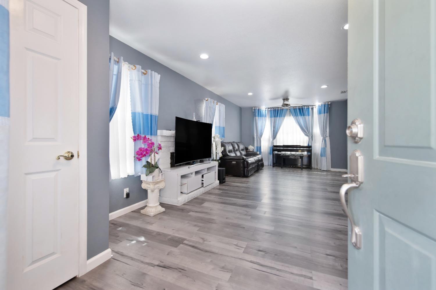 Detail Gallery Image 5 of 42 For 8924 La Margarita Way, Sacramento,  CA 95828 - 4 Beds | 2/1 Baths