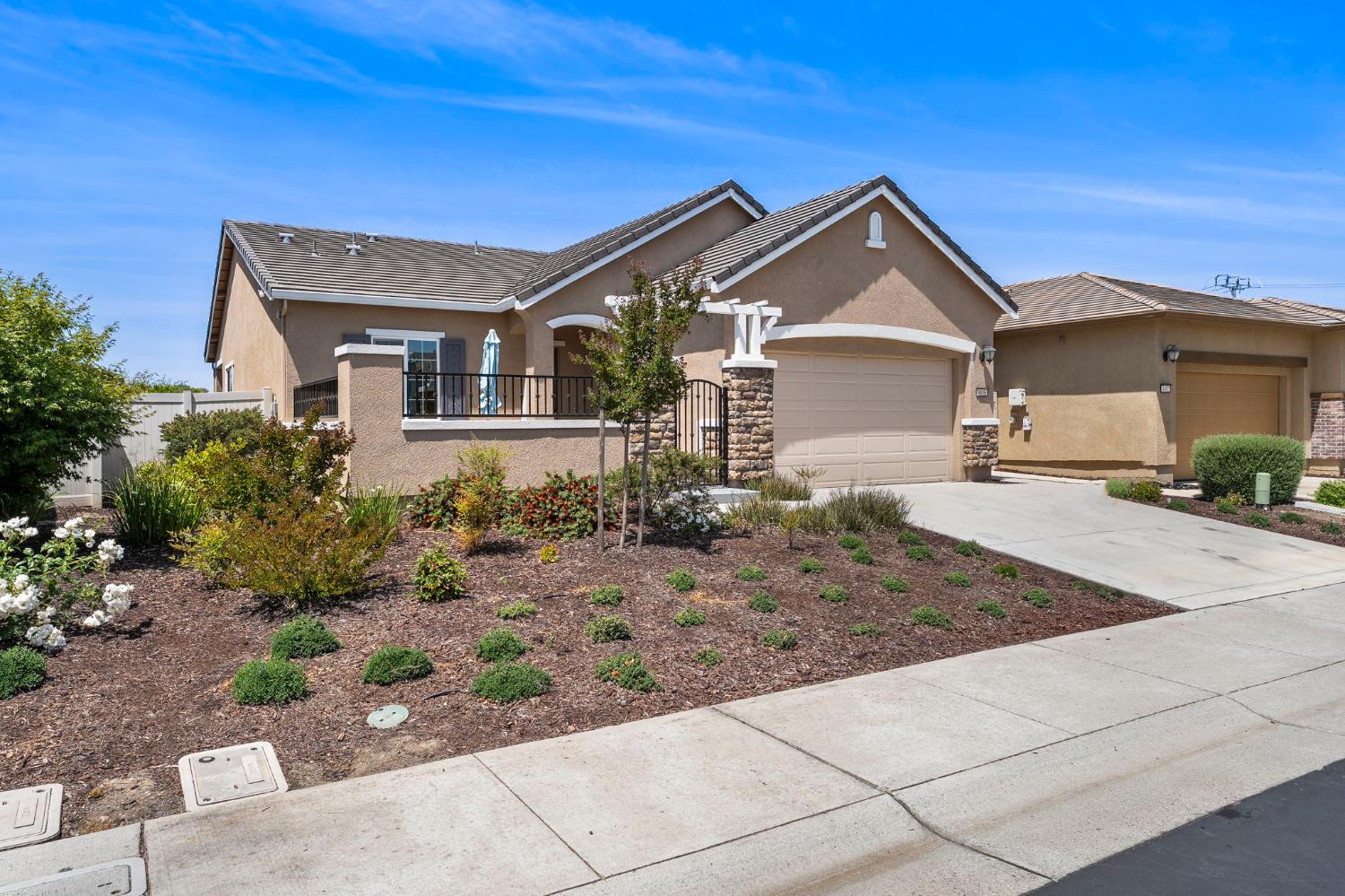 Detail Gallery Image 2 of 22 For 4456 Danube River Ln, Sacramento,  CA 95834 - 2 Beds | 2 Baths