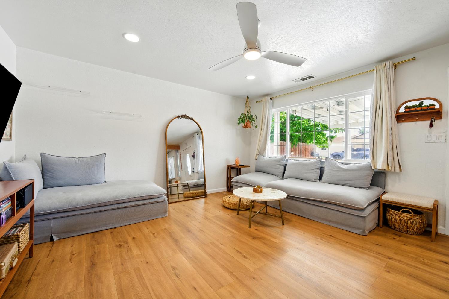 Detail Gallery Image 6 of 26 For 2357 E Euclid Ave, Stockton,  CA 95205 - 2 Beds | 2 Baths