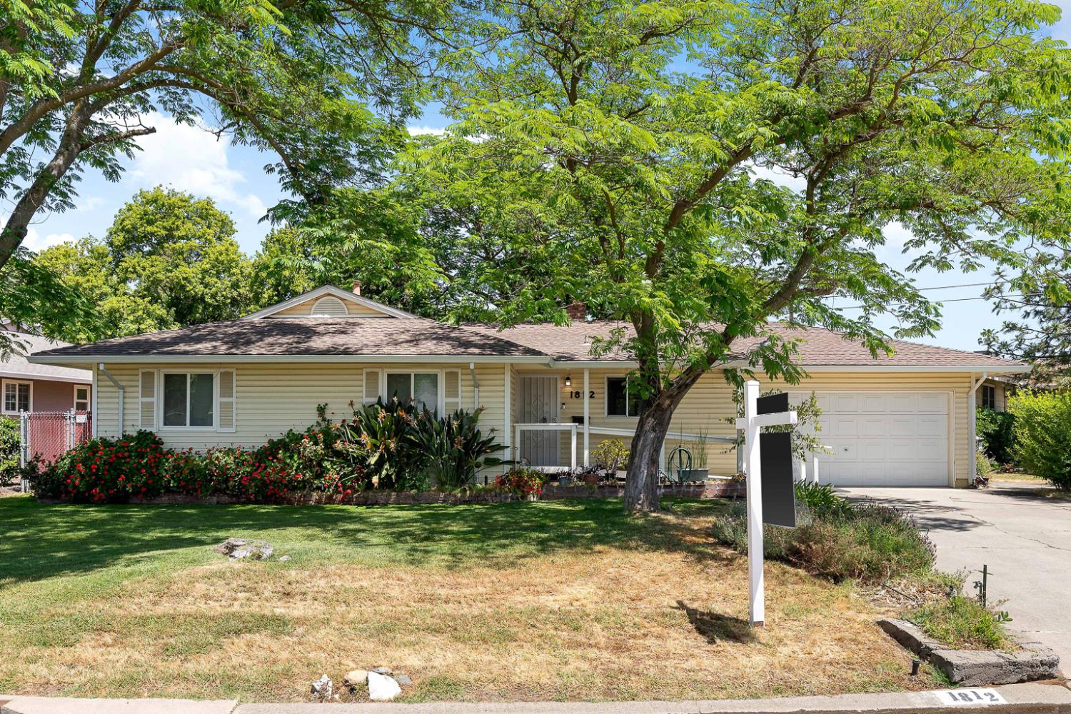 Detail Gallery Image 2 of 32 For 1812 Vesta Way, Sacramento,  CA 95864 - 3 Beds | 2 Baths