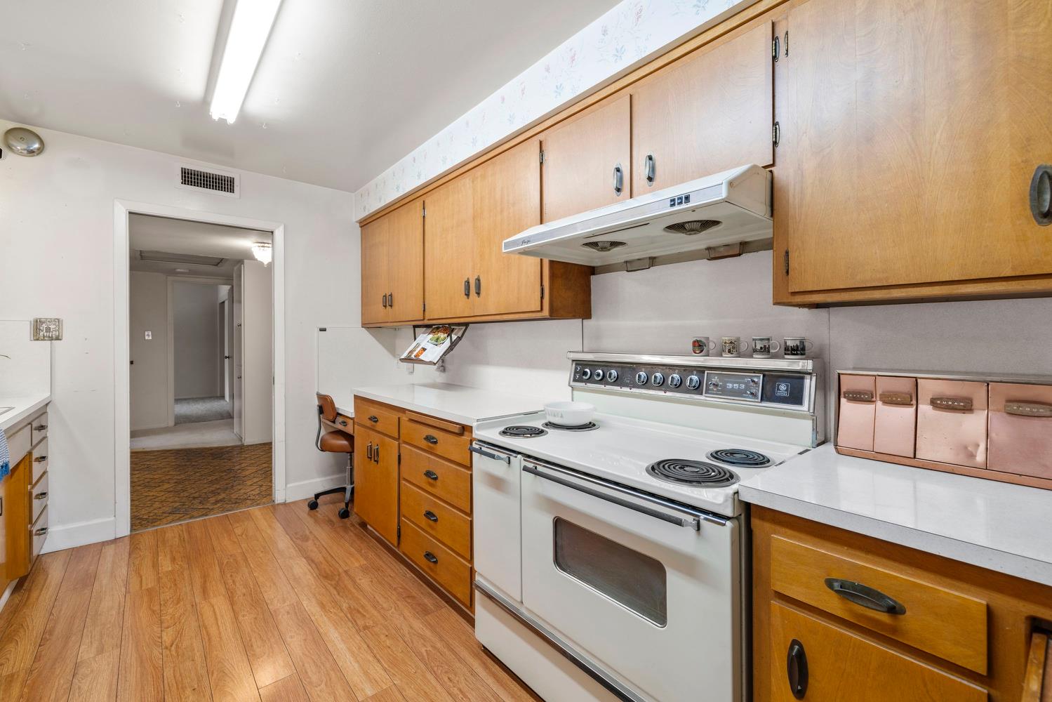 Detail Gallery Image 8 of 34 For 6010 Holstein Way, Sacramento,  CA 95822 - 3 Beds | 2/1 Baths