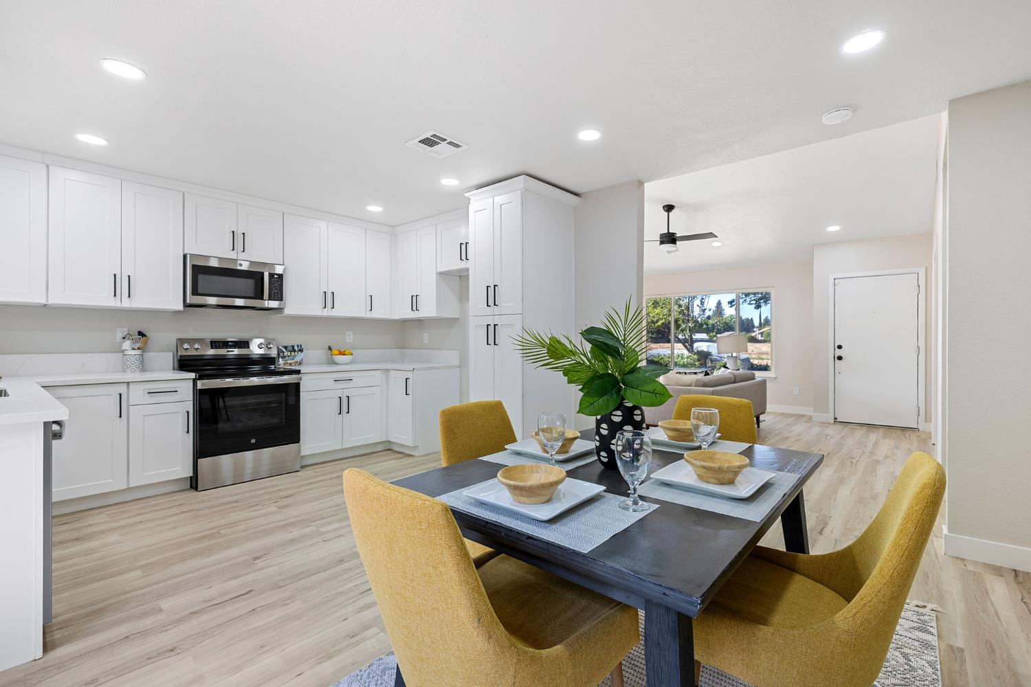 Detail Gallery Image 15 of 43 For 1240 Chuckwagon Dr, Sacramento,  CA 95834 - 3 Beds | 2 Baths