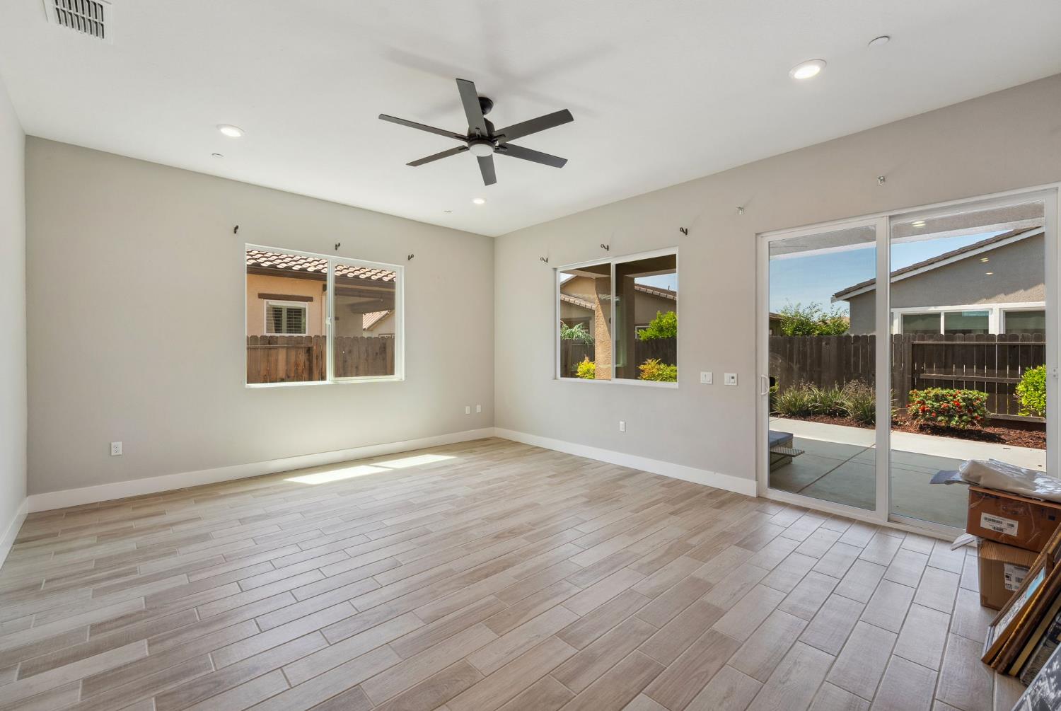 Detail Gallery Image 11 of 22 For 4456 Danube River Ln, Sacramento,  CA 95834 - 2 Beds | 2 Baths