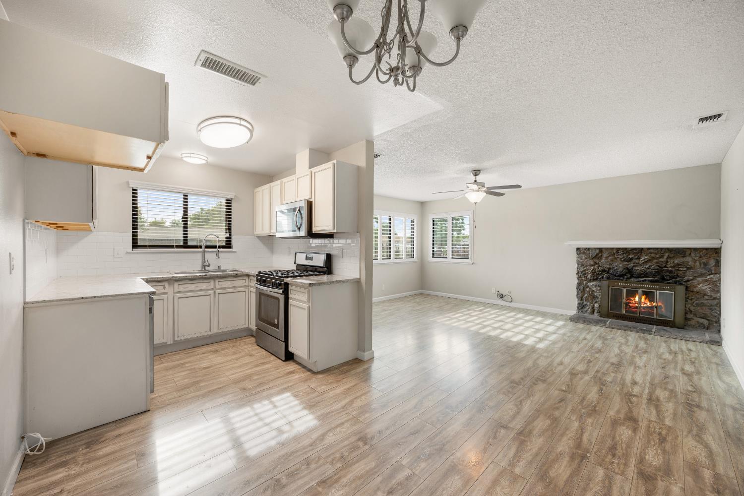 Detail Gallery Image 5 of 22 For 7893 Pedrick St, Sacramento,  CA 95823 - 3 Beds | 1 Baths