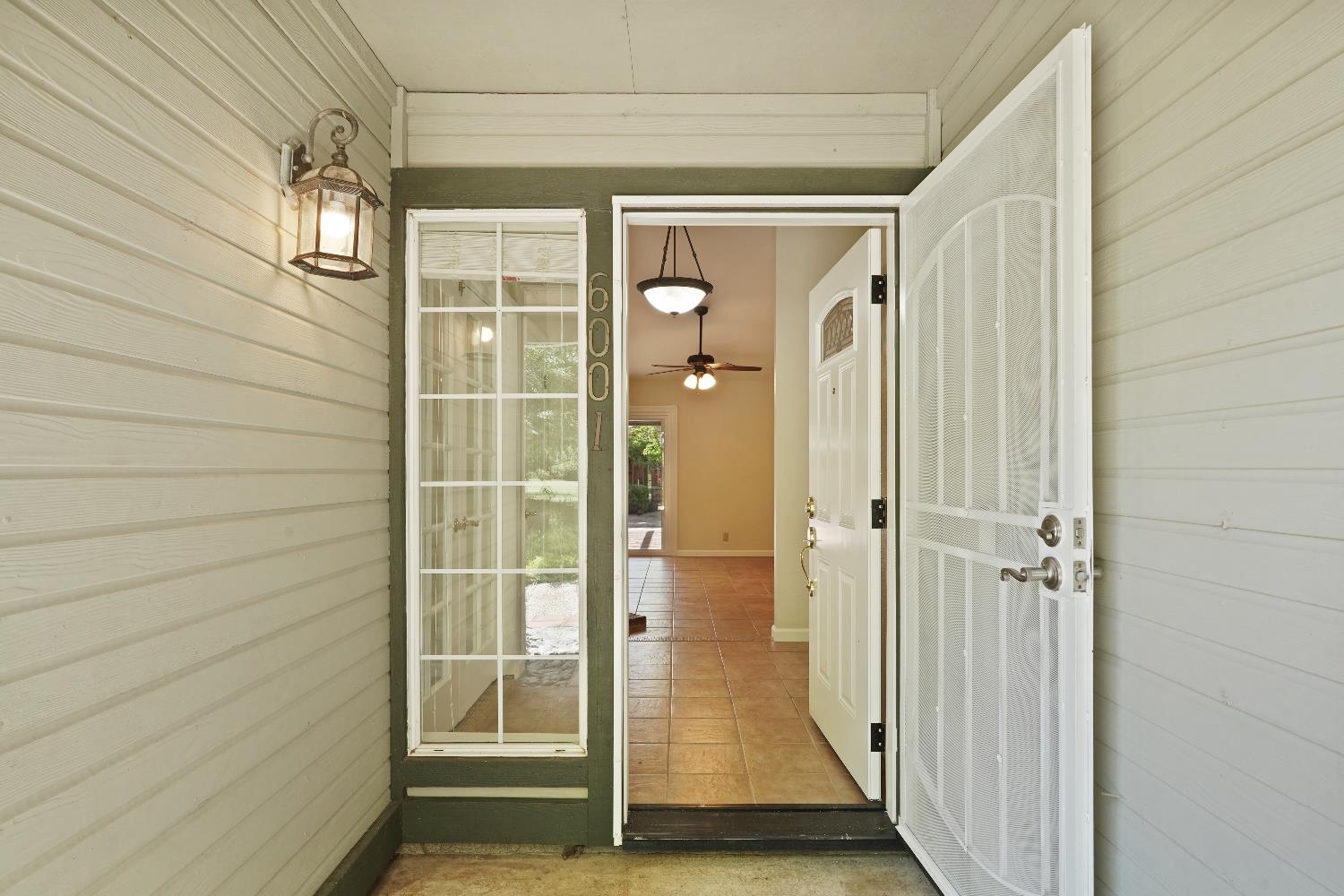 Detail Gallery Image 6 of 61 For 6001 Laguna Villa Way, Elk Grove,  CA 95758 - 3 Beds | 2 Baths