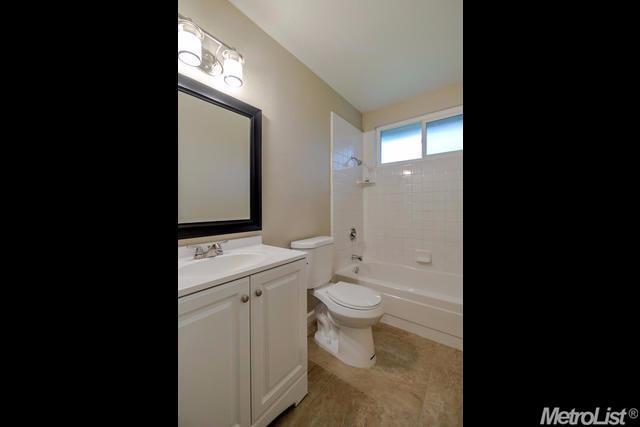 Detail Gallery Image 10 of 13 For 7522 Bowen Cir, Sacramento,  CA 95822 - 3 Beds | 2 Baths