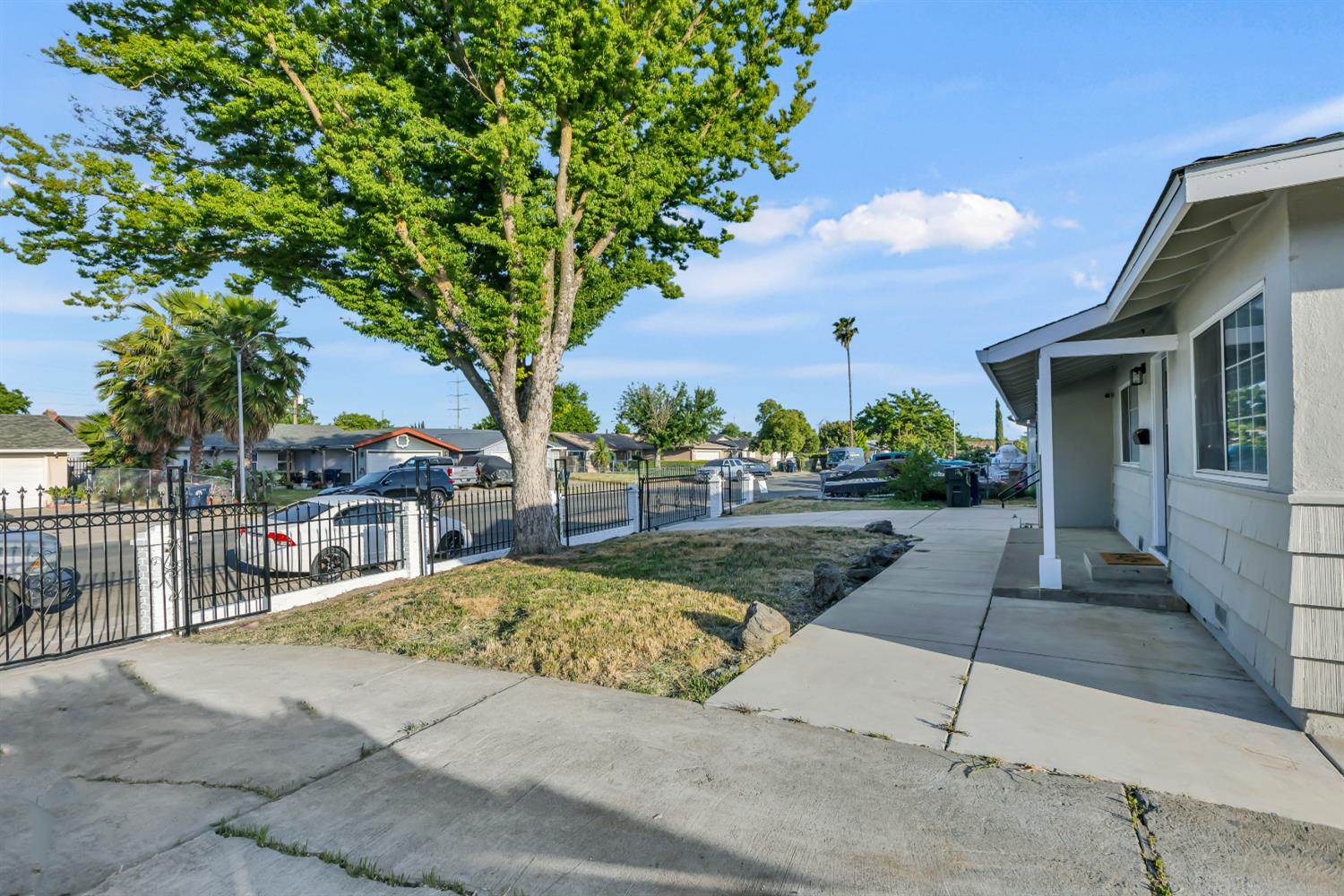 Detail Gallery Image 3 of 42 For 7682 Detroit Blvd, Sacramento,  CA 95832 - 4 Beds | 2 Baths