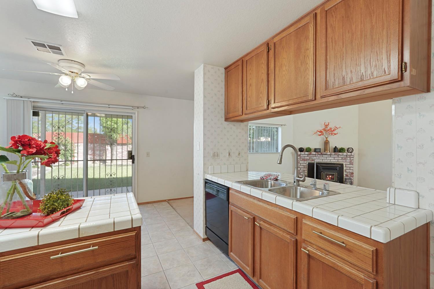 Detail Gallery Image 12 of 47 For 5329 Barbados Cir, Stockton,  CA 95210 - 3 Beds | 2/1 Baths