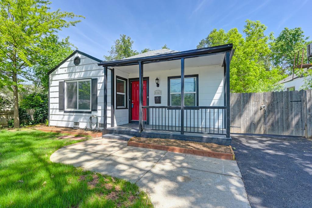 Detail Gallery Image 3 of 28 For 1167 Sonoma Ave, Sacramento,  CA 95815 - 2 Beds | 1 Baths