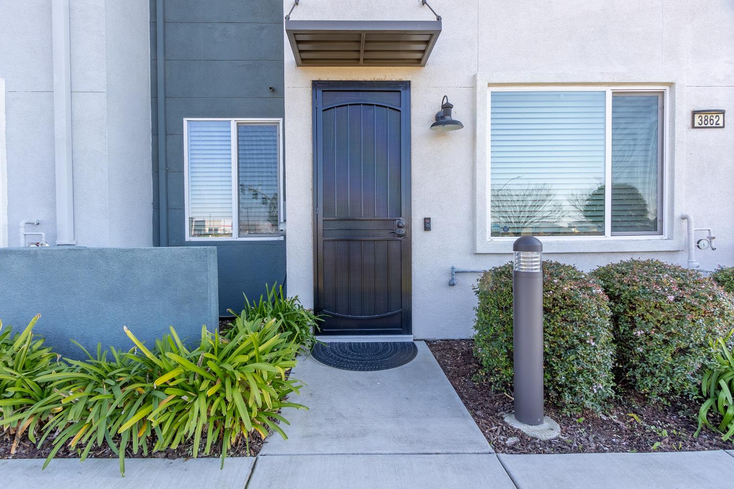 Detail Gallery Image 2 of 34 For 3862 Commerce Way, Sacramento,  CA 95834 - 3 Beds | 2/1 Baths
