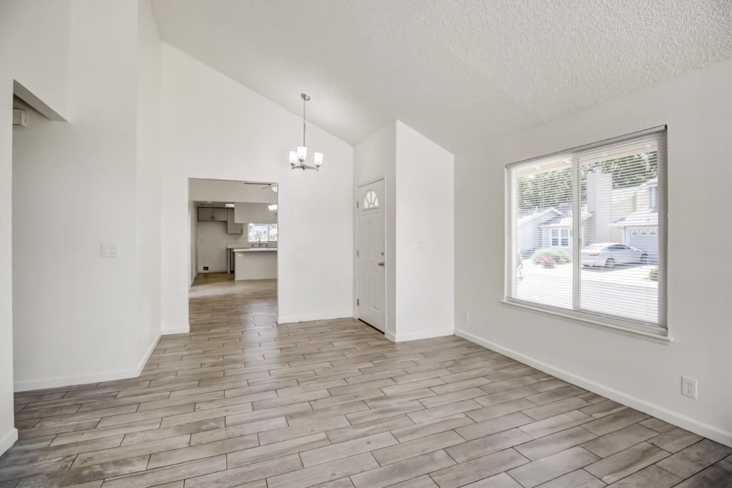 Detail Gallery Image 9 of 48 For 2301 Walnut Grove Way, Rancho Cordova,  CA 95670 - 3 Beds | 2 Baths