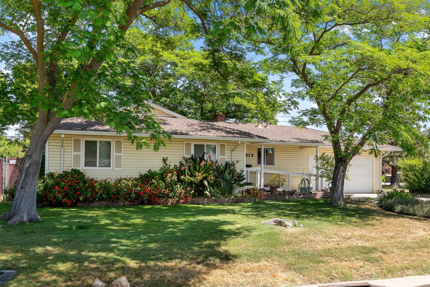 Detail Gallery Image 1 of 32 For 1812 Vesta Way, Sacramento,  CA 95864 - 3 Beds | 2 Baths