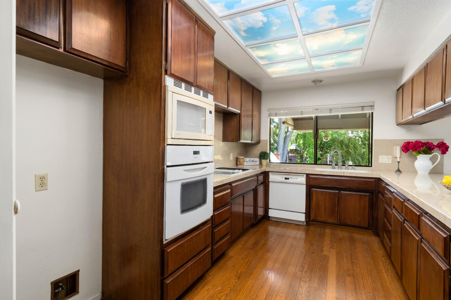 Detail Gallery Image 15 of 52 For 7831 Juarez Way, Fair Oaks,  CA 95628 - 3 Beds | 2/1 Baths