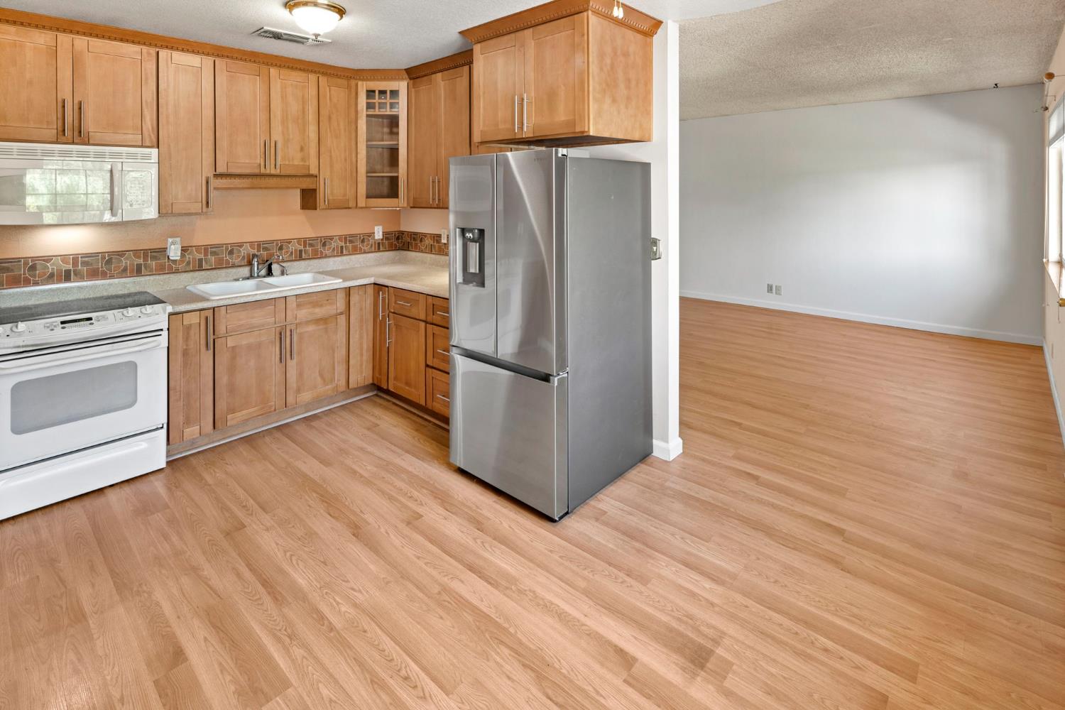 Detail Gallery Image 9 of 34 For 3170 Callecita St, Sacramento,  CA 95815 - 3 Beds | 2 Baths