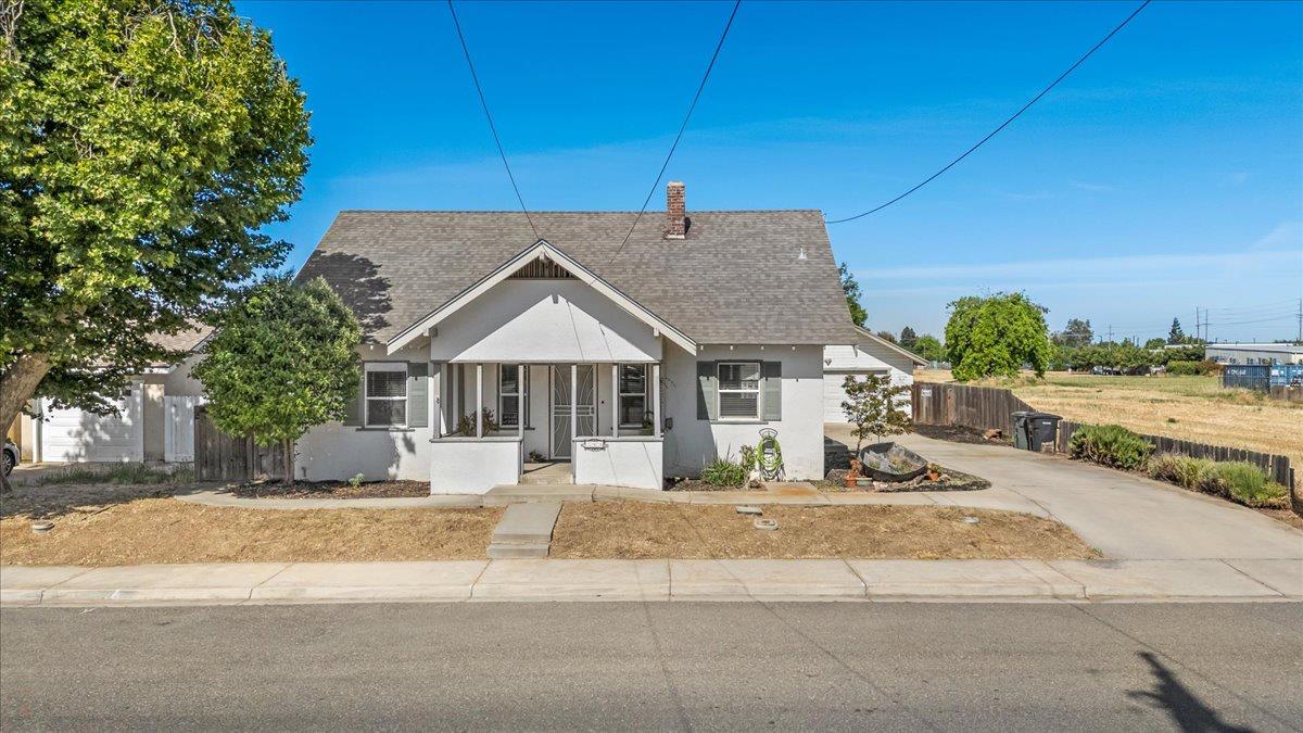 Detail Gallery Image 1 of 61 For 209 S Pasadena Ave, Waterford,  CA 95386 - 3 Beds | 1 Baths