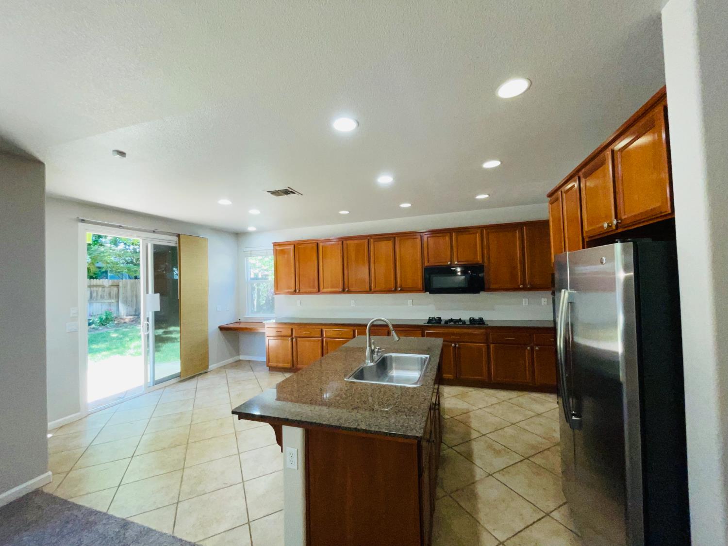 Detail Gallery Image 8 of 42 For 6416 Jefjen Way, Elk Grove,  CA 95757 - 5 Beds | 3 Baths