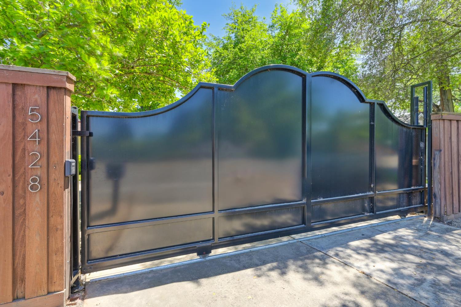 Detail Gallery Image 3 of 64 For 5428 Fair Oaks Blvd, Carmichael,  CA 95608 - 4 Beds | 2 Baths