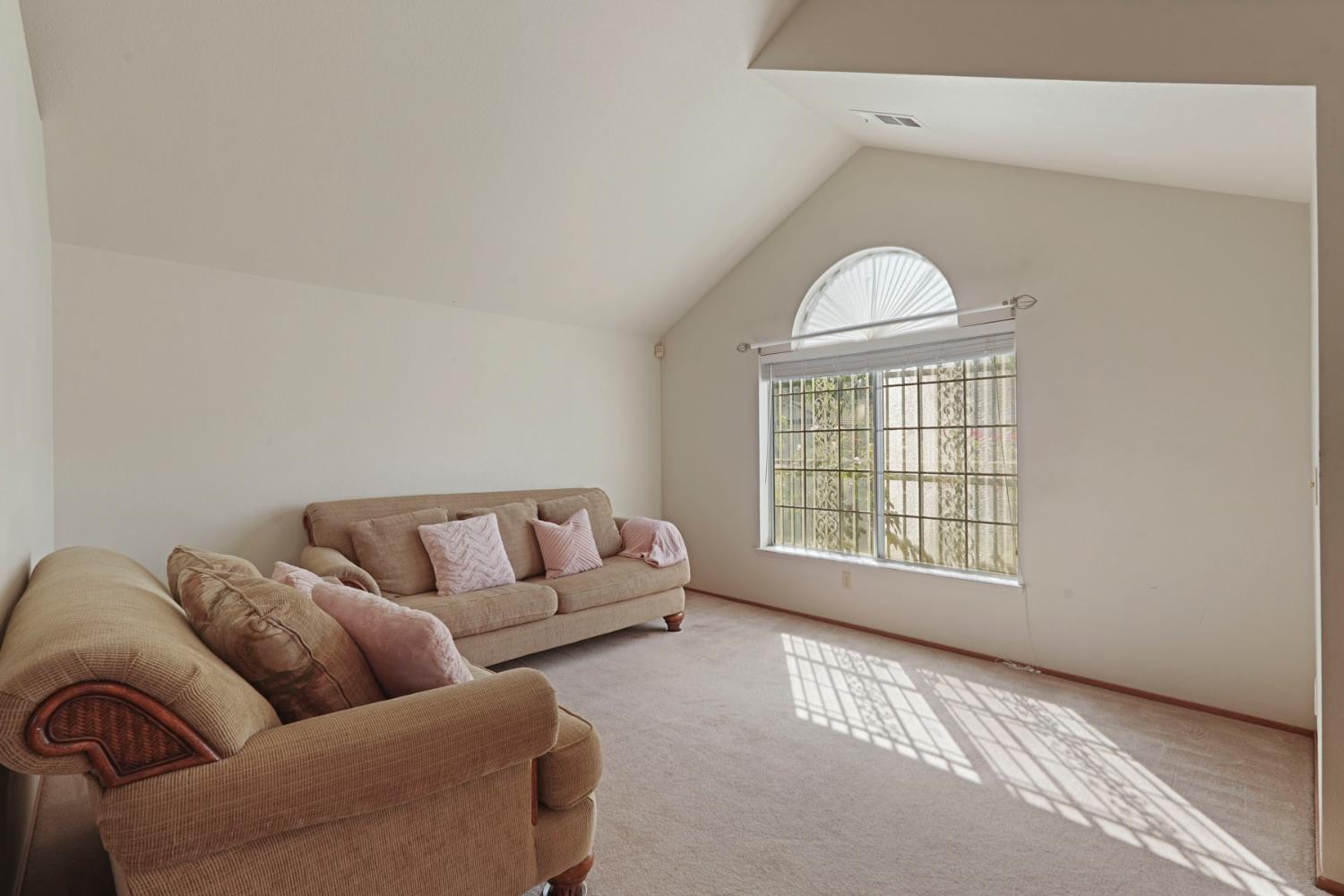 Detail Gallery Image 5 of 47 For 5329 Barbados Cir, Stockton,  CA 95210 - 3 Beds | 2/1 Baths