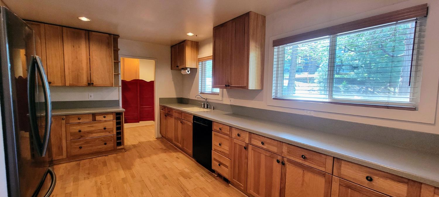 Detail Gallery Image 5 of 28 For 24040 Hitching Post Rd, Sonora,  CA 95370 - 3 Beds | 2 Baths