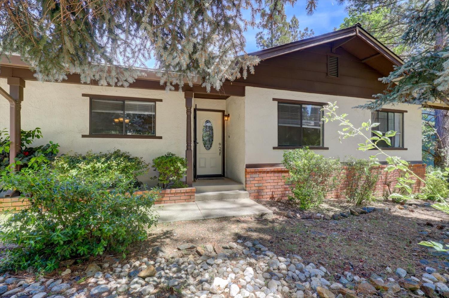 Detail Gallery Image 1 of 33 For 360 Rhode Island St, Grass Valley,  CA 95945 - 3 Beds | 2 Baths
