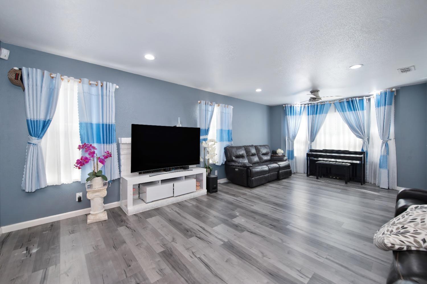 Detail Gallery Image 7 of 42 For 8924 La Margarita Way, Sacramento,  CA 95828 - 4 Beds | 2/1 Baths