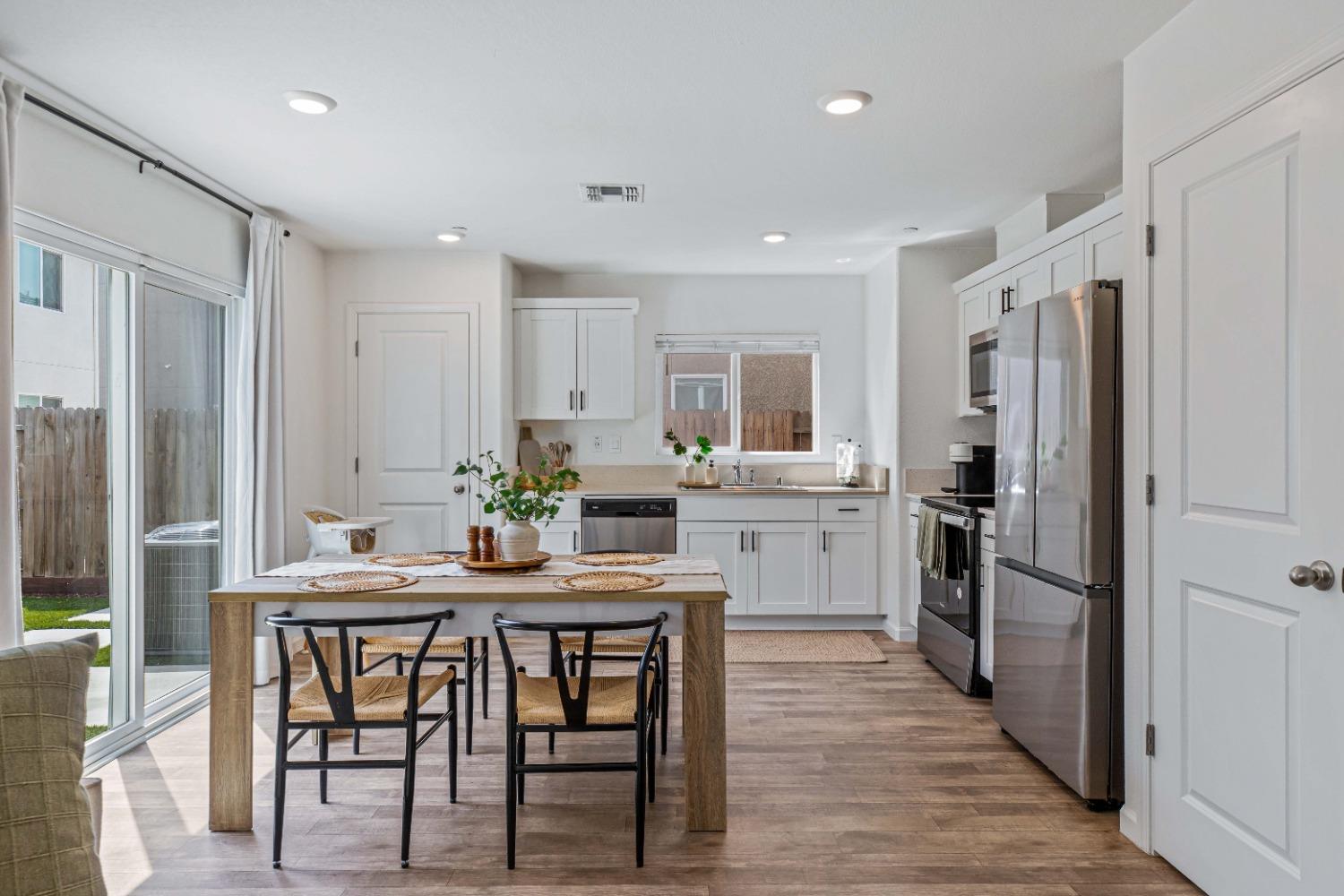 Detail Gallery Image 1 of 50 For 450 Rainbow Falls Ln, Manteca,  CA 95337 - 3 Beds | 2/1 Baths