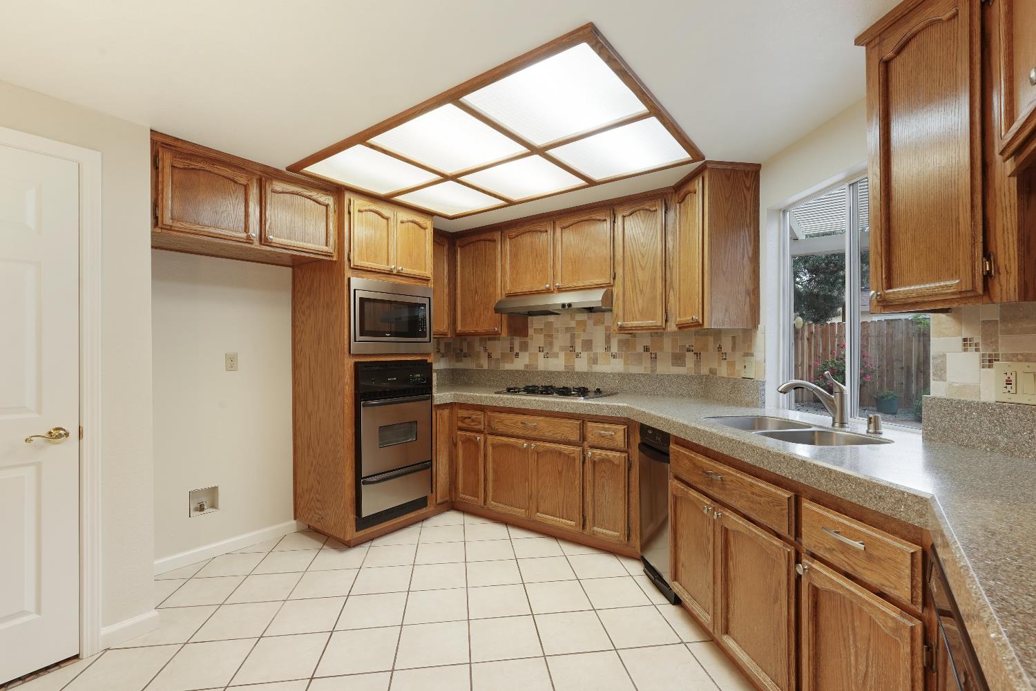 Detail Gallery Image 15 of 61 For 6001 Laguna Villa Way, Elk Grove,  CA 95758 - 3 Beds | 2 Baths
