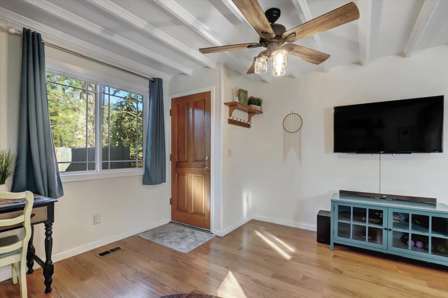 Detail Gallery Image 9 of 61 For 230 June Dr, Grass Valley,  CA 95945 - 2 Beds | 2 Baths