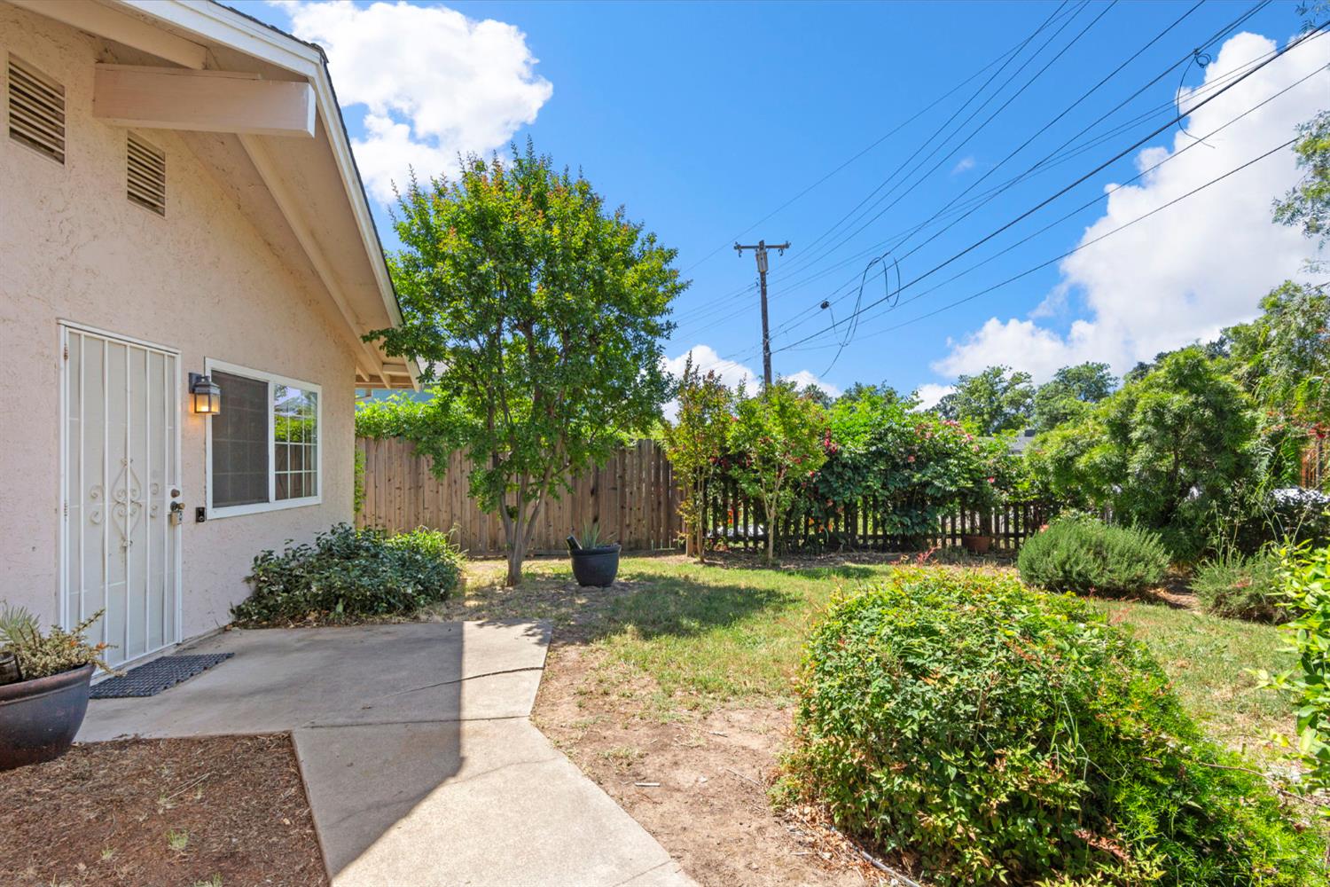 Detail Gallery Image 3 of 34 For 3170 Callecita St, Sacramento,  CA 95815 - 3 Beds | 2 Baths