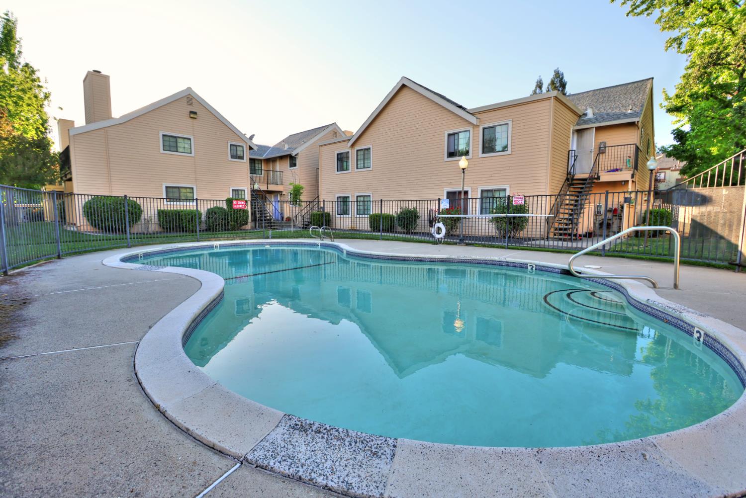 Detail Gallery Image 2 of 36 For 7437 Auburn Oaks Ct #E,  Citrus Heights,  CA 95621 - 2 Beds | 1 Baths