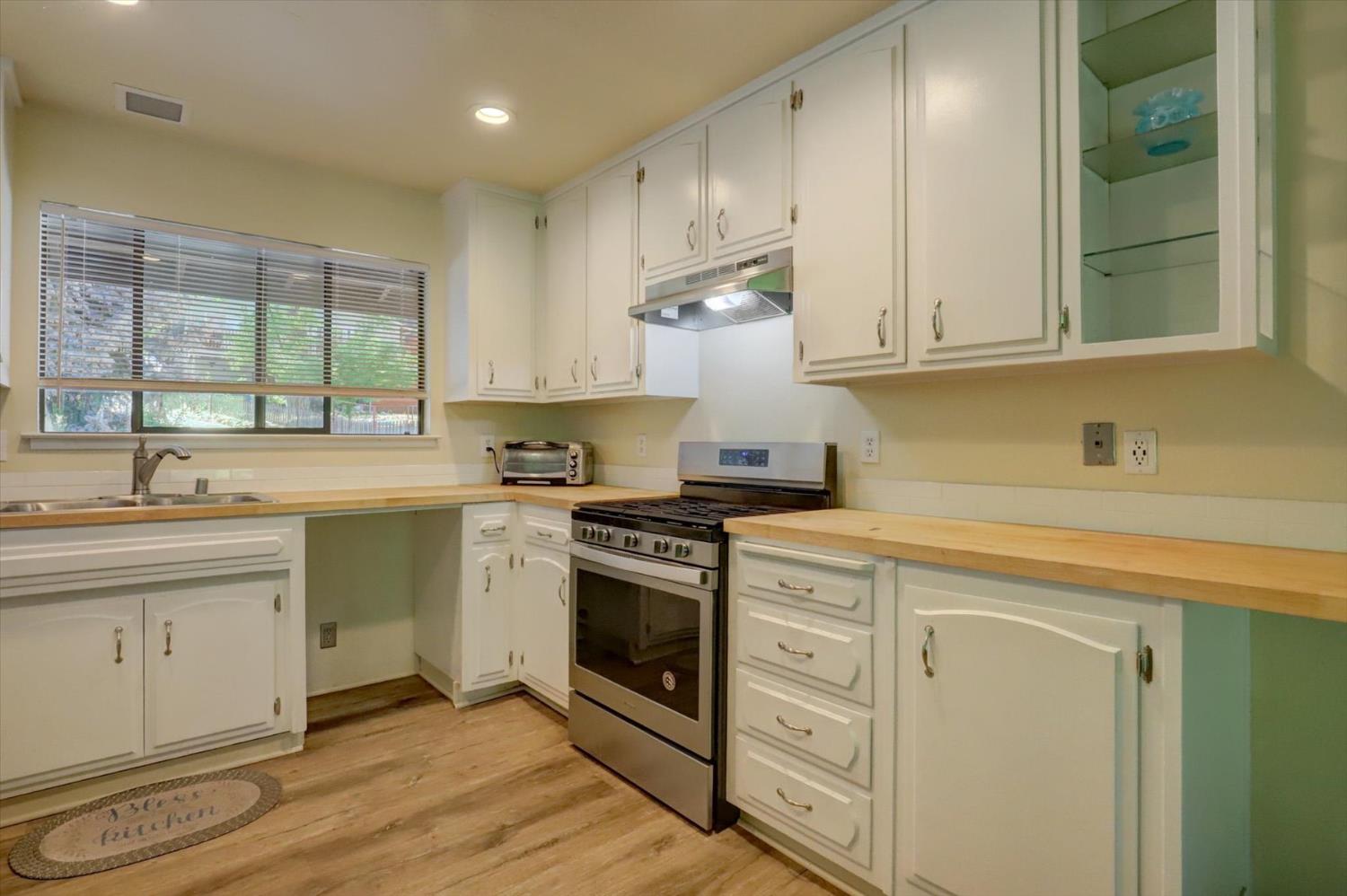 Detail Gallery Image 7 of 33 For 360 Rhode Island St, Grass Valley,  CA 95945 - 3 Beds | 2 Baths