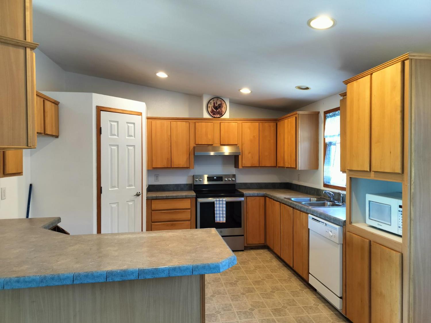 Detail Gallery Image 4 of 33 For 5731 State Highway 99w, Corning,  CA 96021 - 3 Beds | 2 Baths