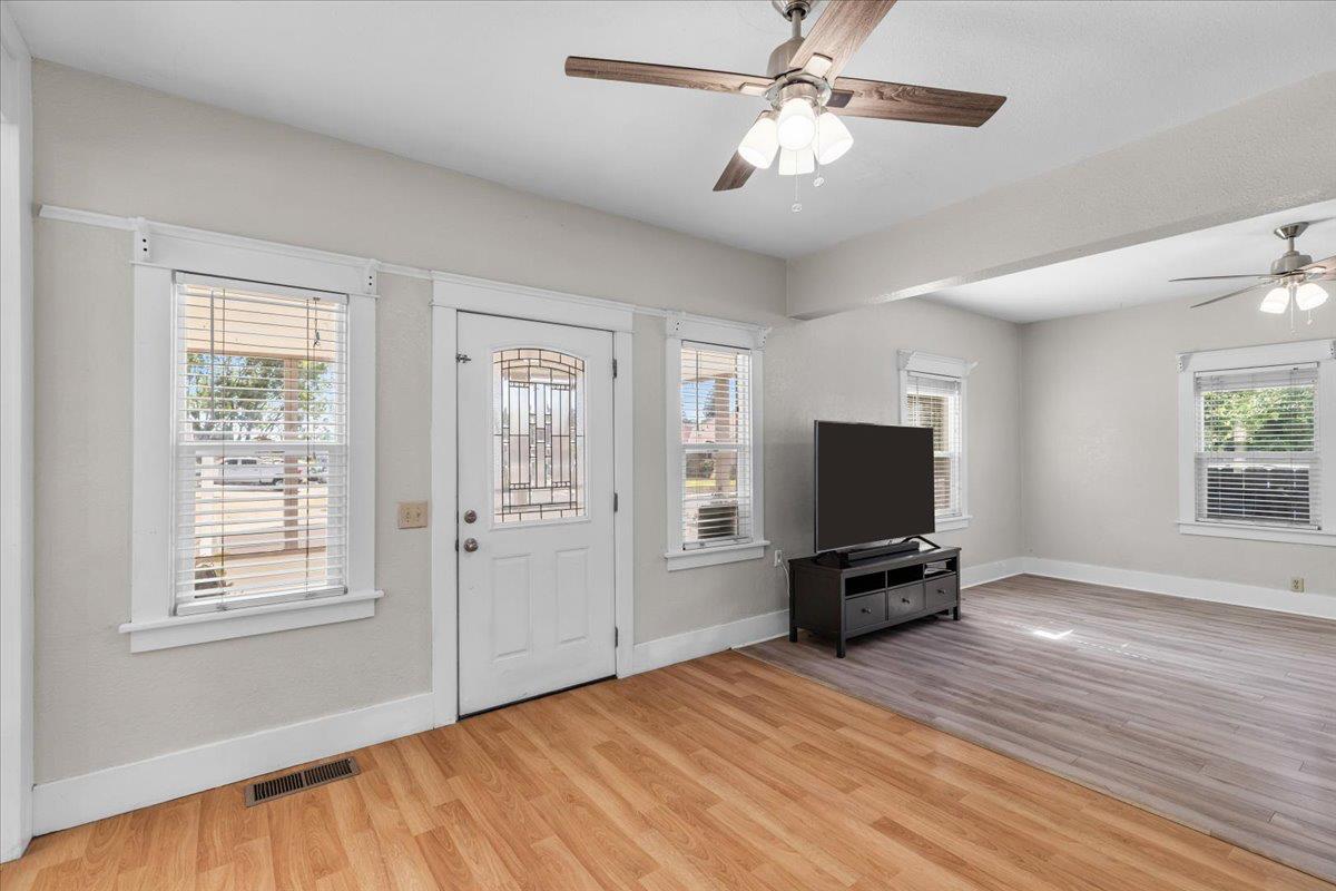 Detail Gallery Image 9 of 61 For 209 S Pasadena Ave, Waterford,  CA 95386 - 3 Beds | 1 Baths