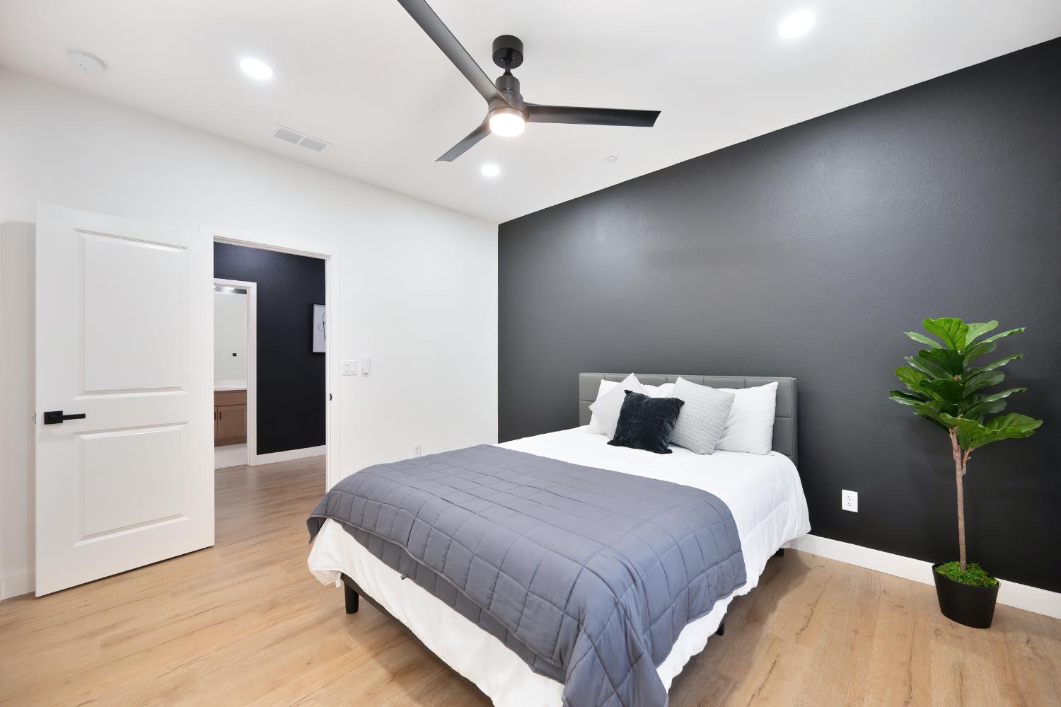 Detail Gallery Image 41 of 53 For 2372 Bastogne, Sacramento,  CA 95818 - 3 Beds | 2/1 Baths