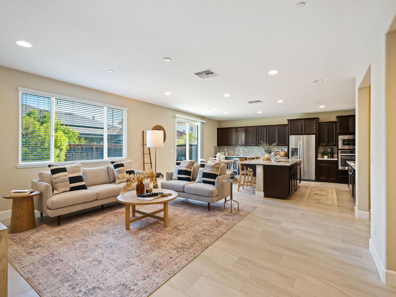 Detail Gallery Image 8 of 41 For 2723 Sweeney Dr, Woodland,  CA 95776 - 4 Beds | 2/1 Baths