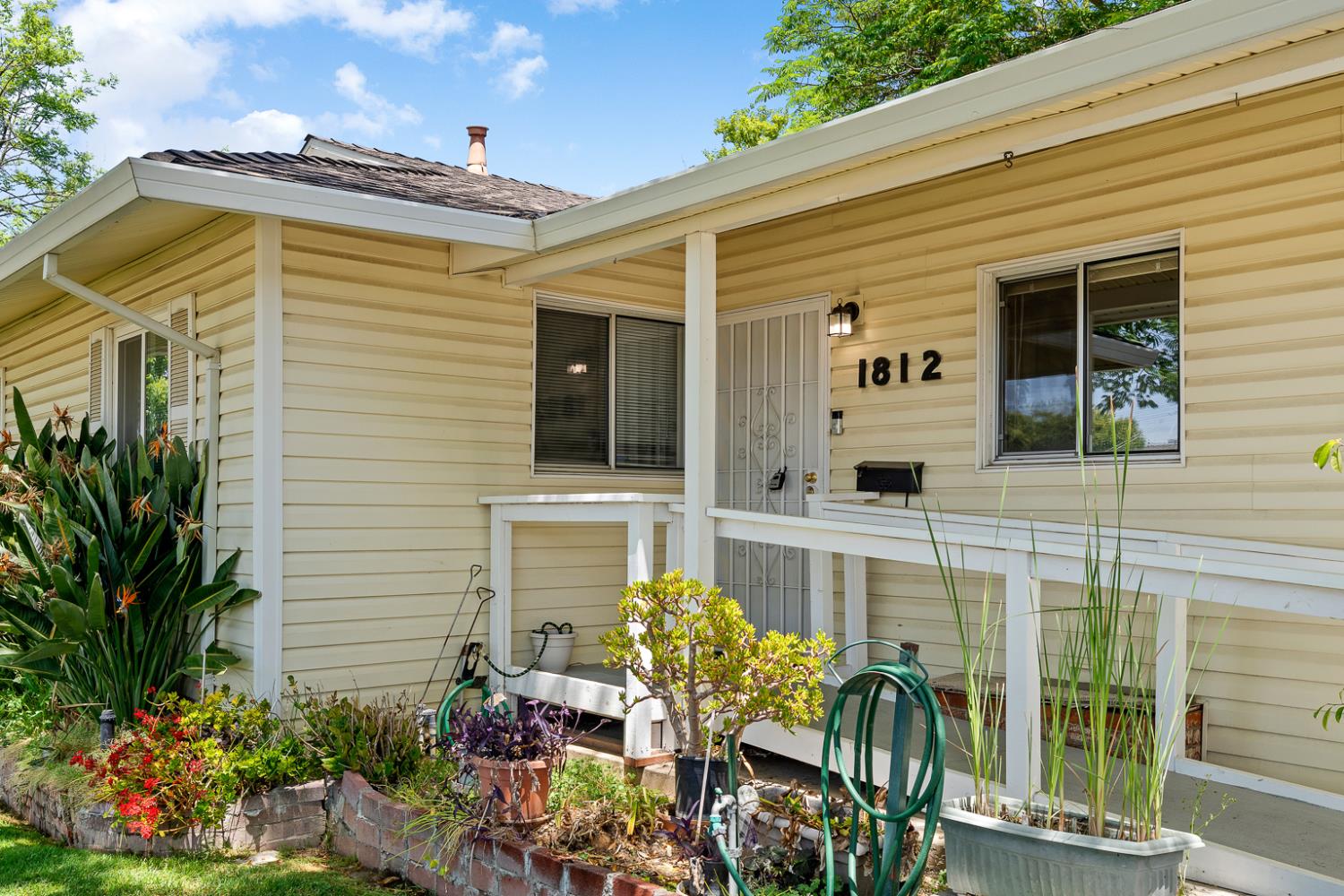 Detail Gallery Image 3 of 32 For 1812 Vesta Way, Sacramento,  CA 95864 - 3 Beds | 2 Baths