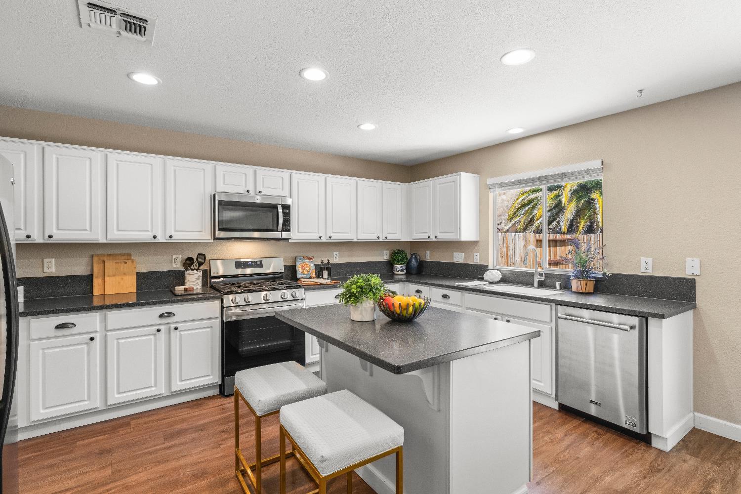 Detail Gallery Image 10 of 34 For 2149 Arnold Dr, Rocklin,  CA 95765 - 4 Beds | 2/1 Baths