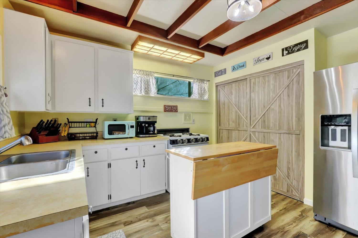Detail Gallery Image 6 of 61 For 230 June Dr, Grass Valley,  CA 95945 - 2 Beds | 2 Baths