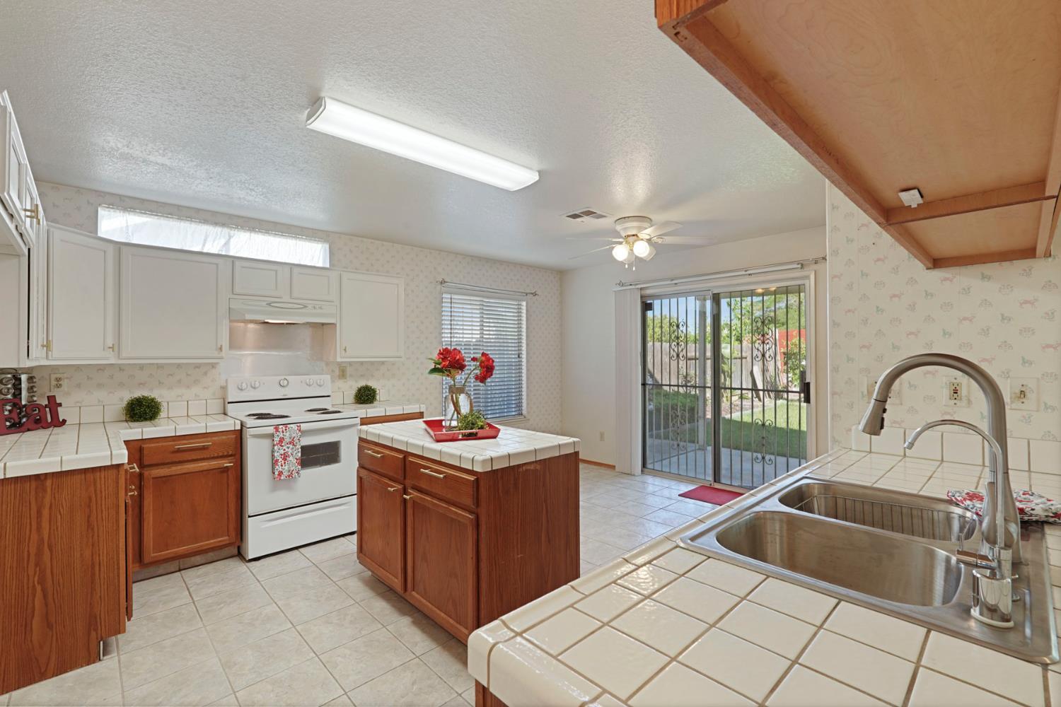 Detail Gallery Image 14 of 47 For 5329 Barbados Cir, Stockton,  CA 95210 - 3 Beds | 2/1 Baths