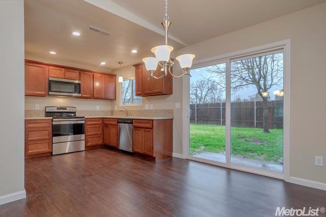 Detail Gallery Image 5 of 13 For 7522 Bowen Cir, Sacramento,  CA 95822 - 3 Beds | 2 Baths