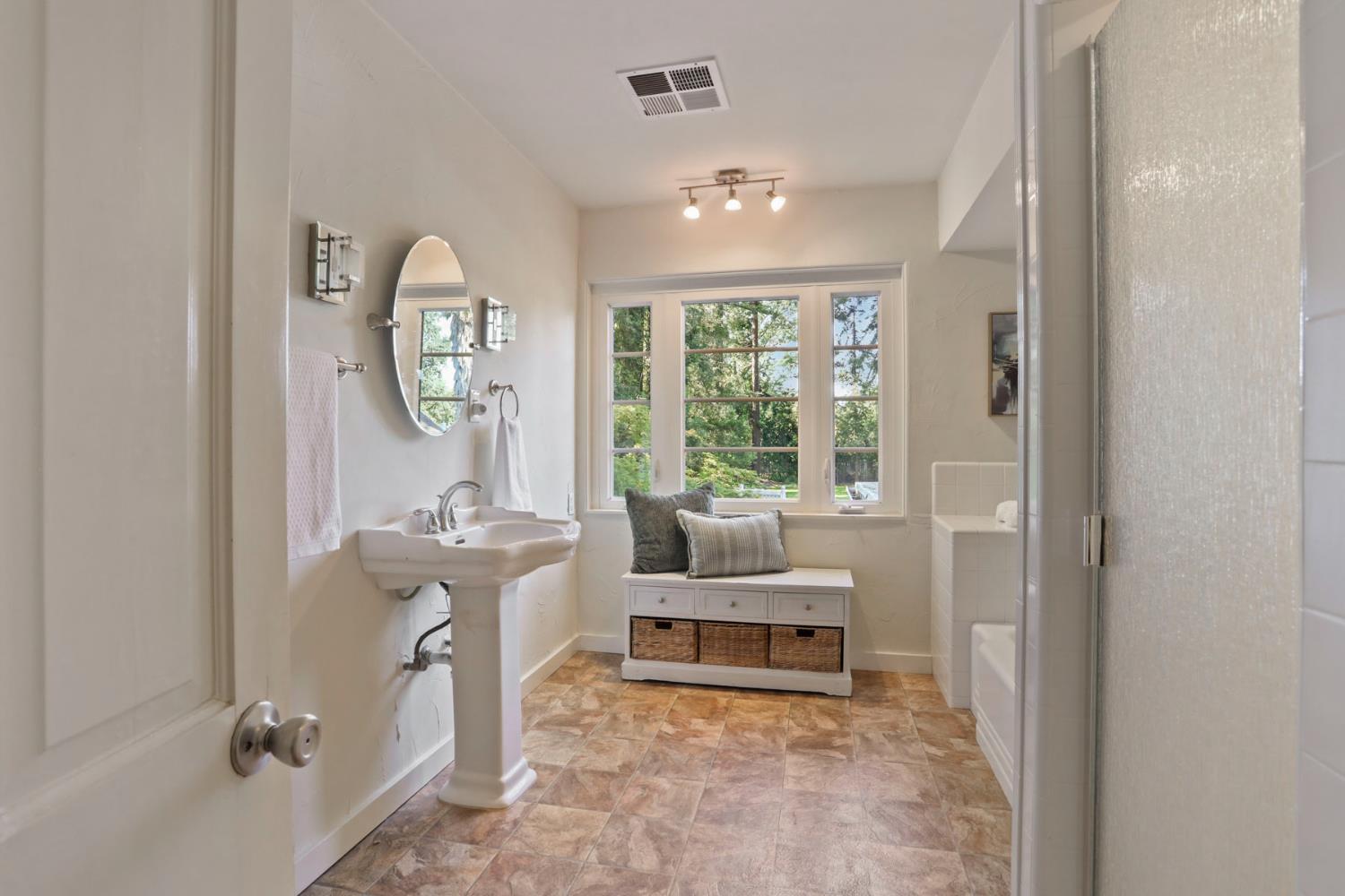 Detail Gallery Image 42 of 80 For 3651 Country Club Blvd, Stockton,  CA 95204 - 6 Beds | 3 Baths