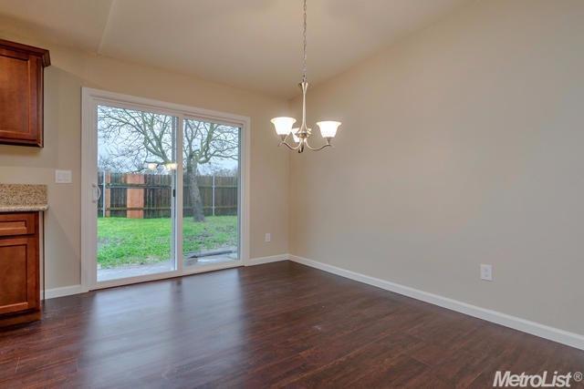 Detail Gallery Image 6 of 13 For 7522 Bowen Cir, Sacramento,  CA 95822 - 3 Beds | 2 Baths