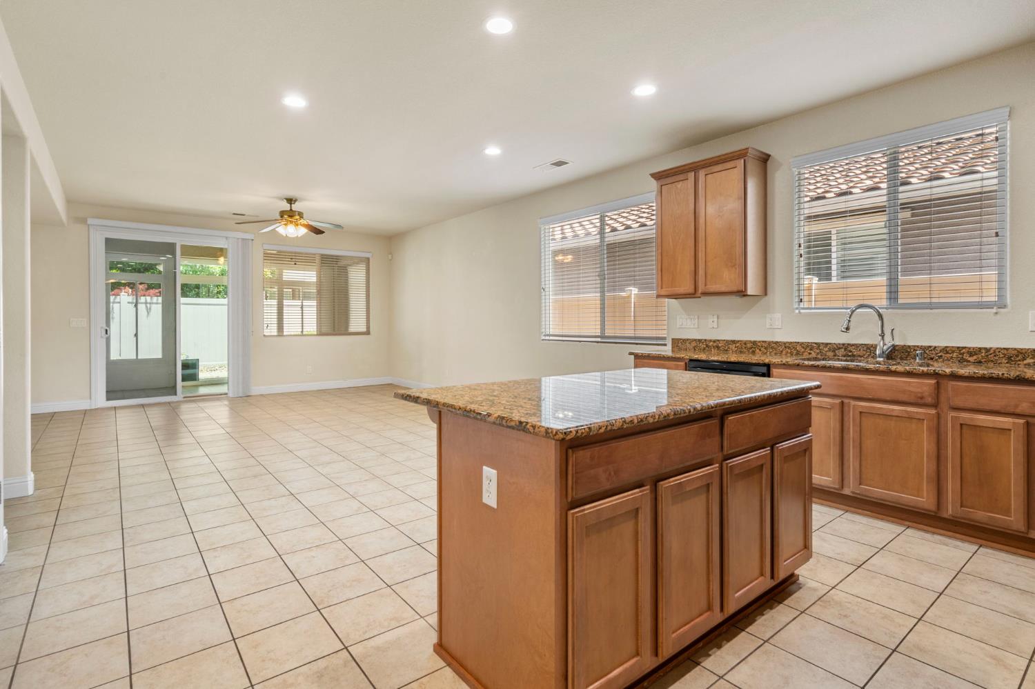 Detail Gallery Image 8 of 59 For 1587 Maple Valley St, Manteca,  CA 95336 - 2 Beds | 2 Baths