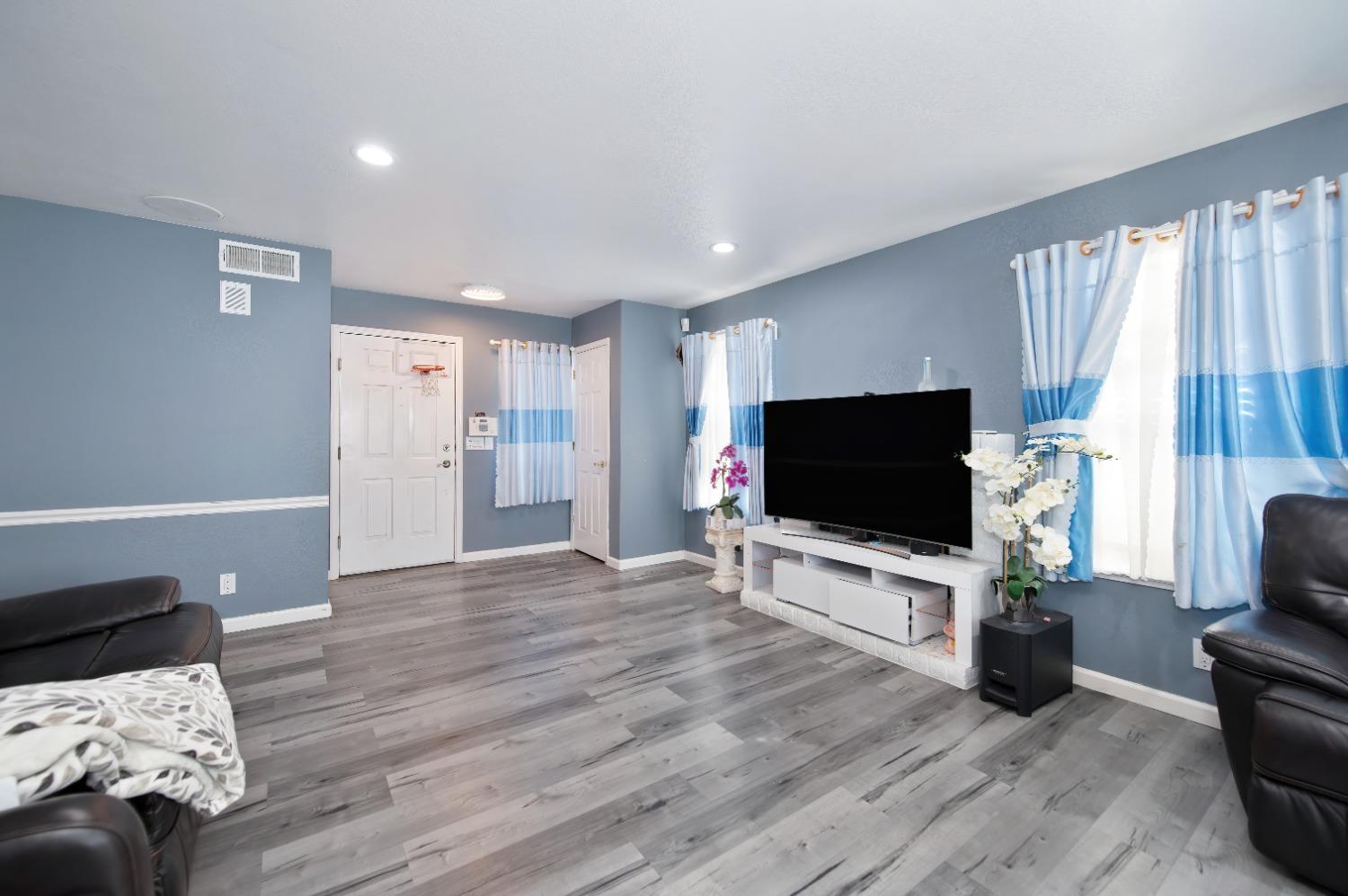 Detail Gallery Image 8 of 42 For 8924 La Margarita Way, Sacramento,  CA 95828 - 4 Beds | 2/1 Baths