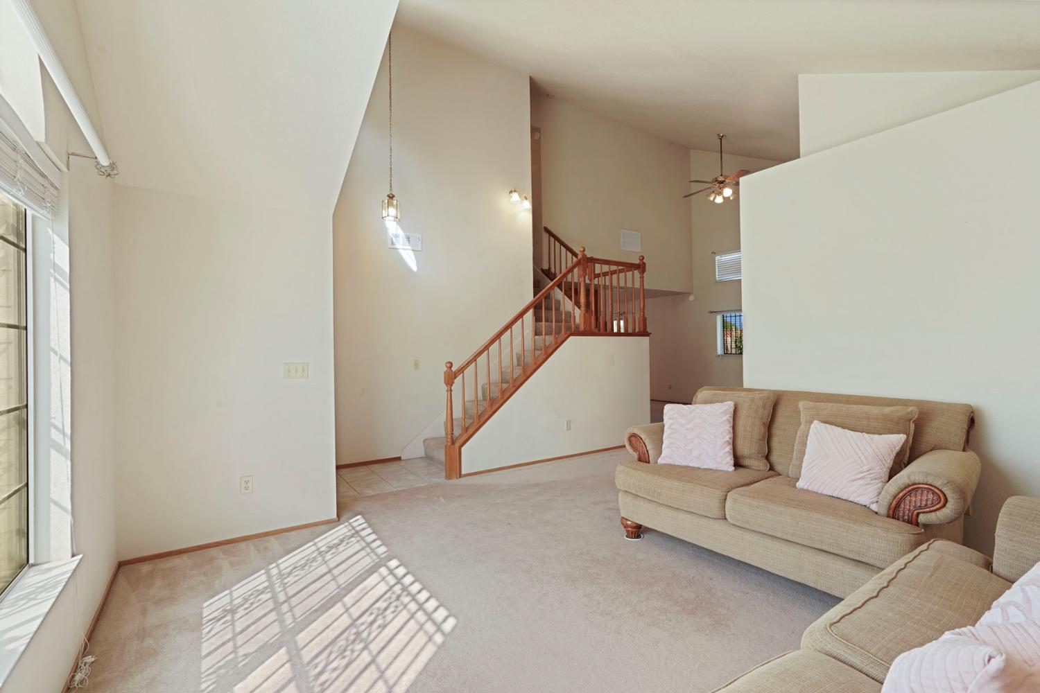 Detail Gallery Image 4 of 47 For 5329 Barbados Cir, Stockton,  CA 95210 - 3 Beds | 2/1 Baths