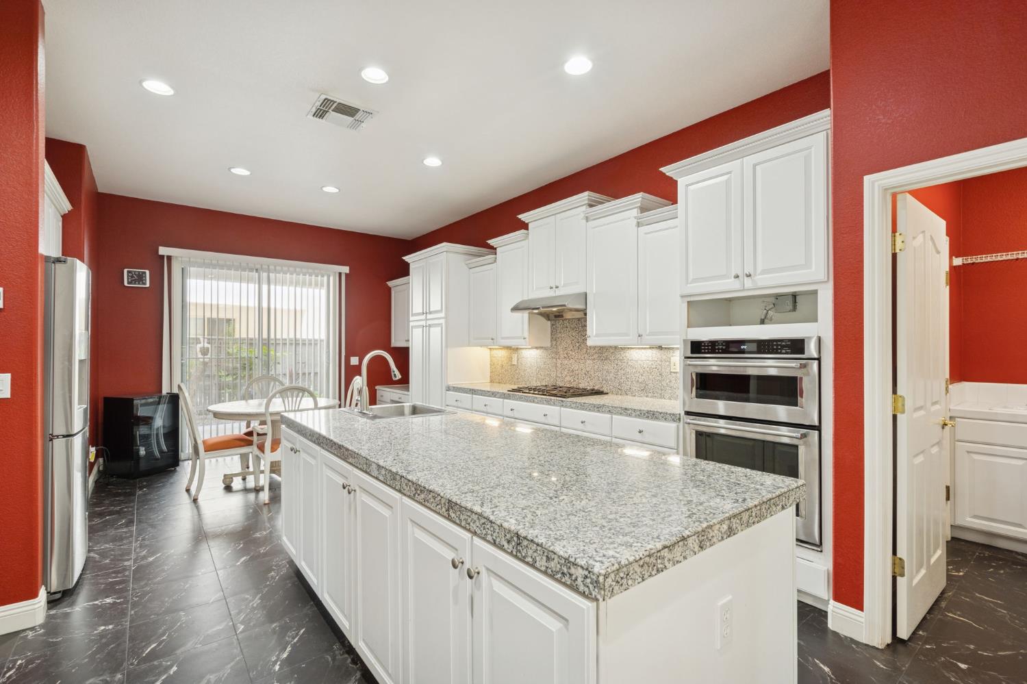 Detail Gallery Image 12 of 41 For 2832 Rockaway Ln, Sacramento,  CA 95835 - 2 Beds | 2 Baths