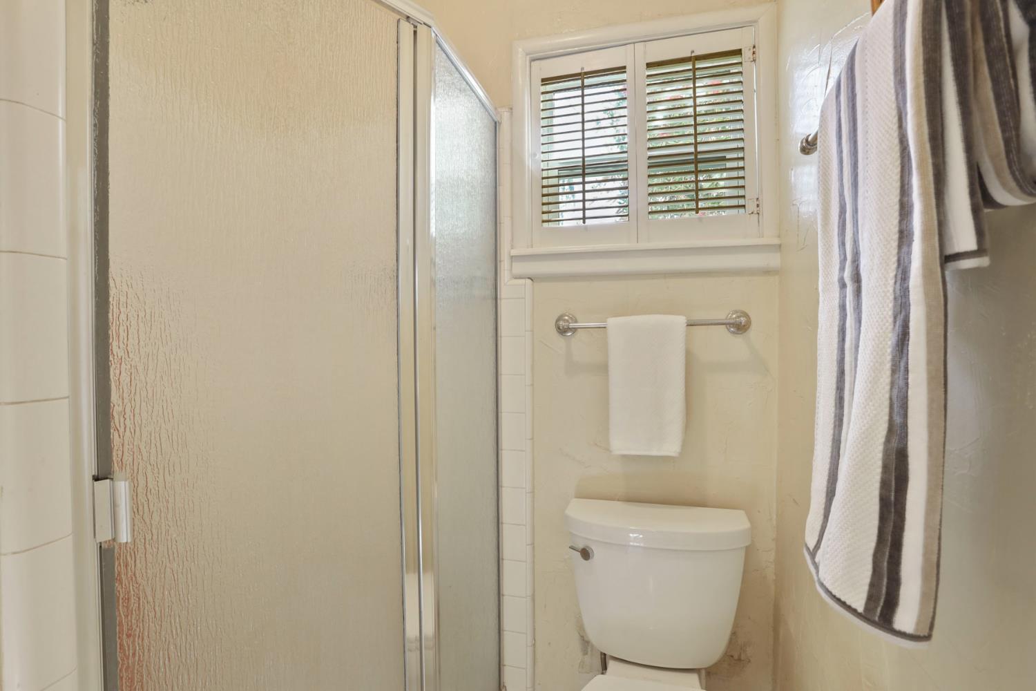 Detail Gallery Image 38 of 80 For 3651 Country Club Blvd, Stockton,  CA 95204 - 6 Beds | 3 Baths