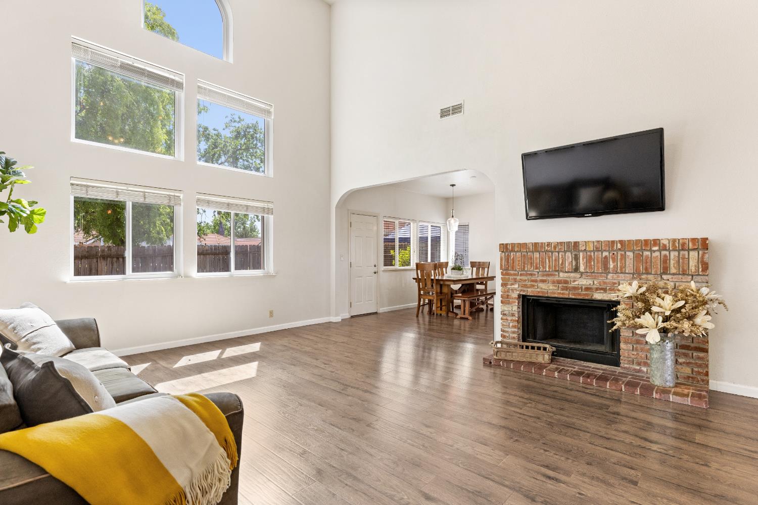 Detail Gallery Image 6 of 37 For 3010 Acton Way, Roseville,  CA 95747 - 4 Beds | 3 Baths