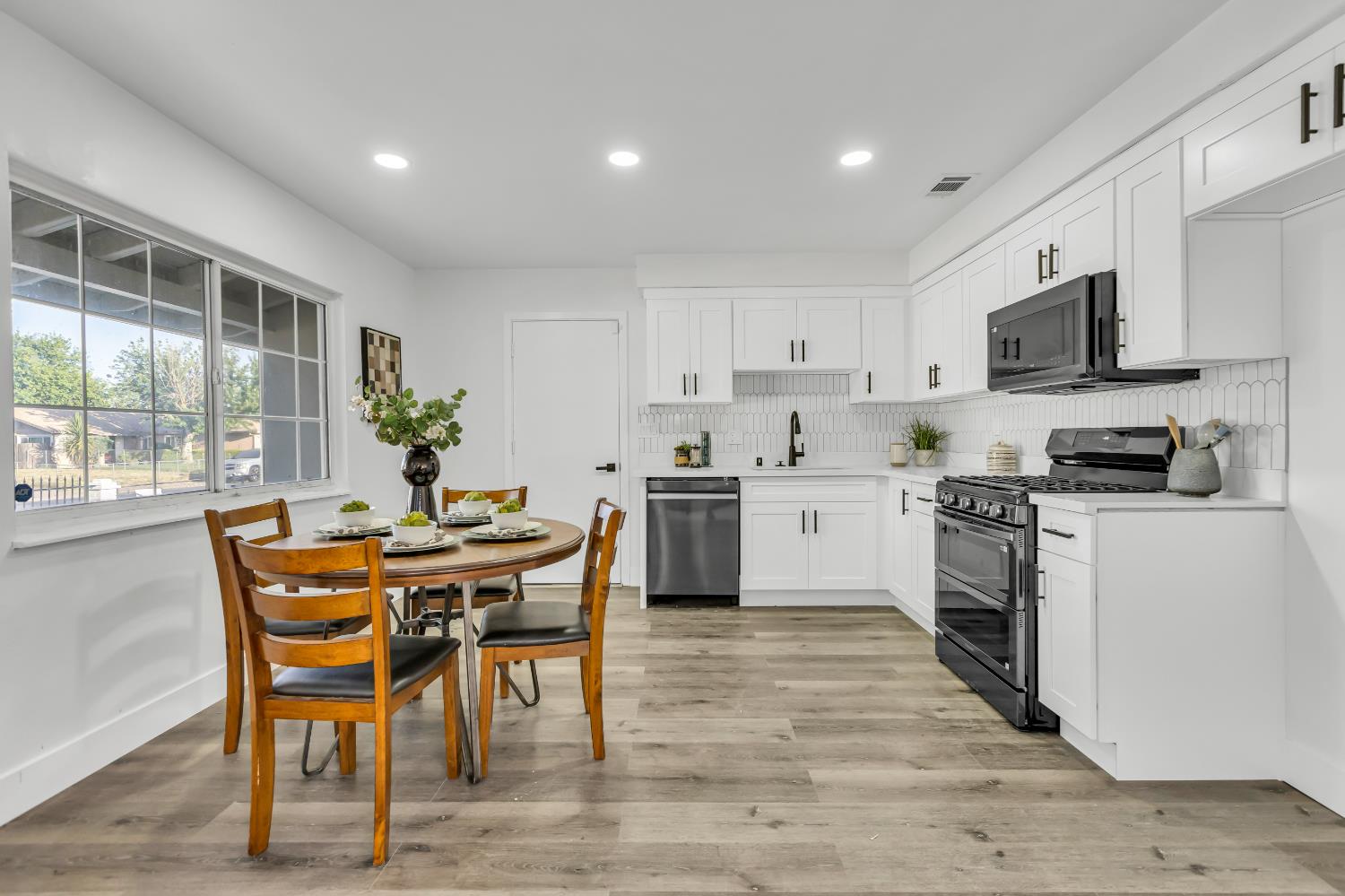 Detail Gallery Image 10 of 42 For 7682 Detroit Blvd, Sacramento,  CA 95832 - 4 Beds | 2 Baths