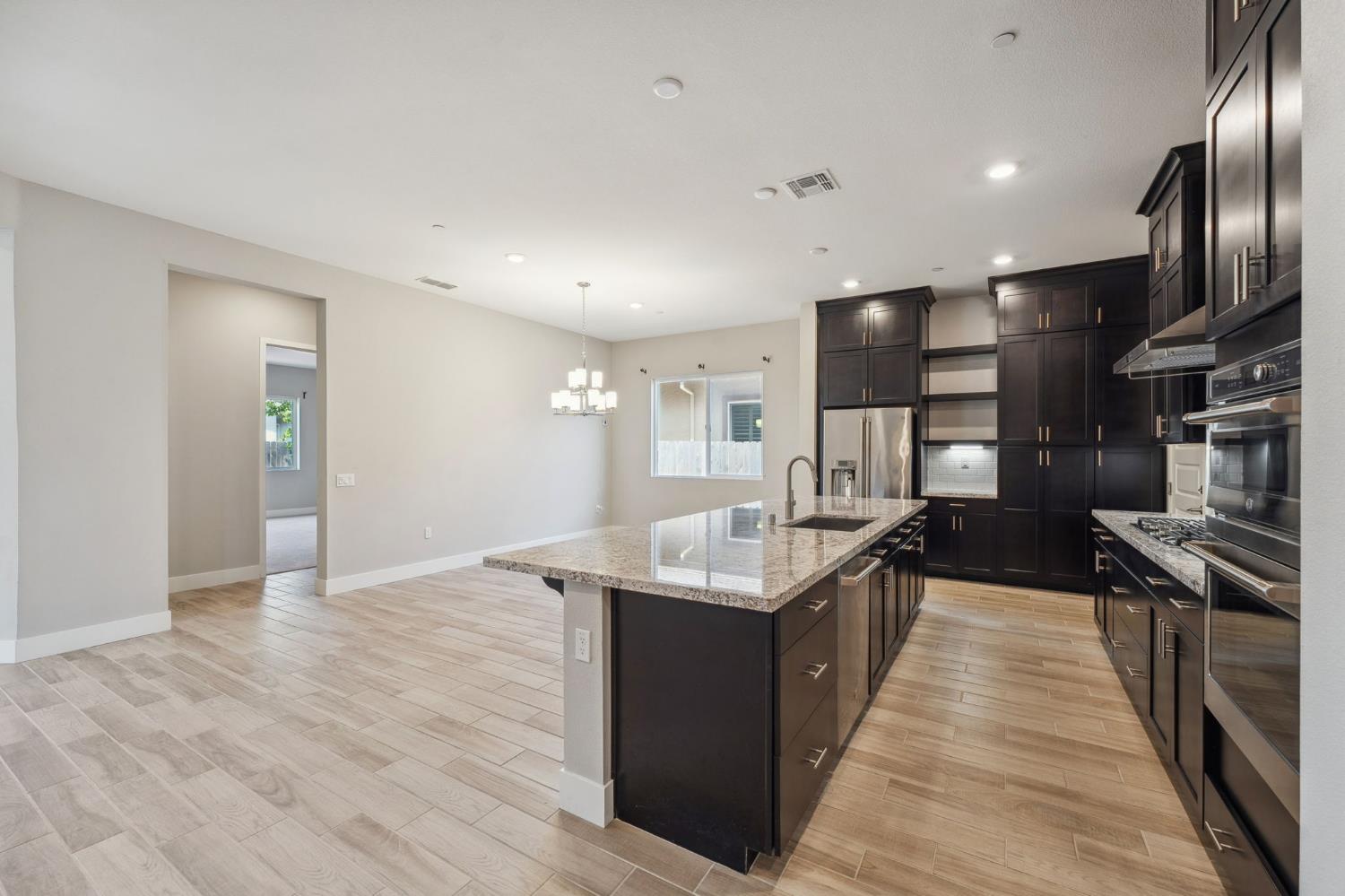 Detail Gallery Image 6 of 22 For 4456 Danube River Ln, Sacramento,  CA 95834 - 2 Beds | 2 Baths